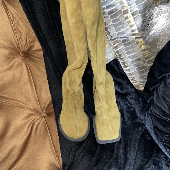 Jacquemus Les Bottes Carré Ronds boots in Khaki - Picture 6 of 14